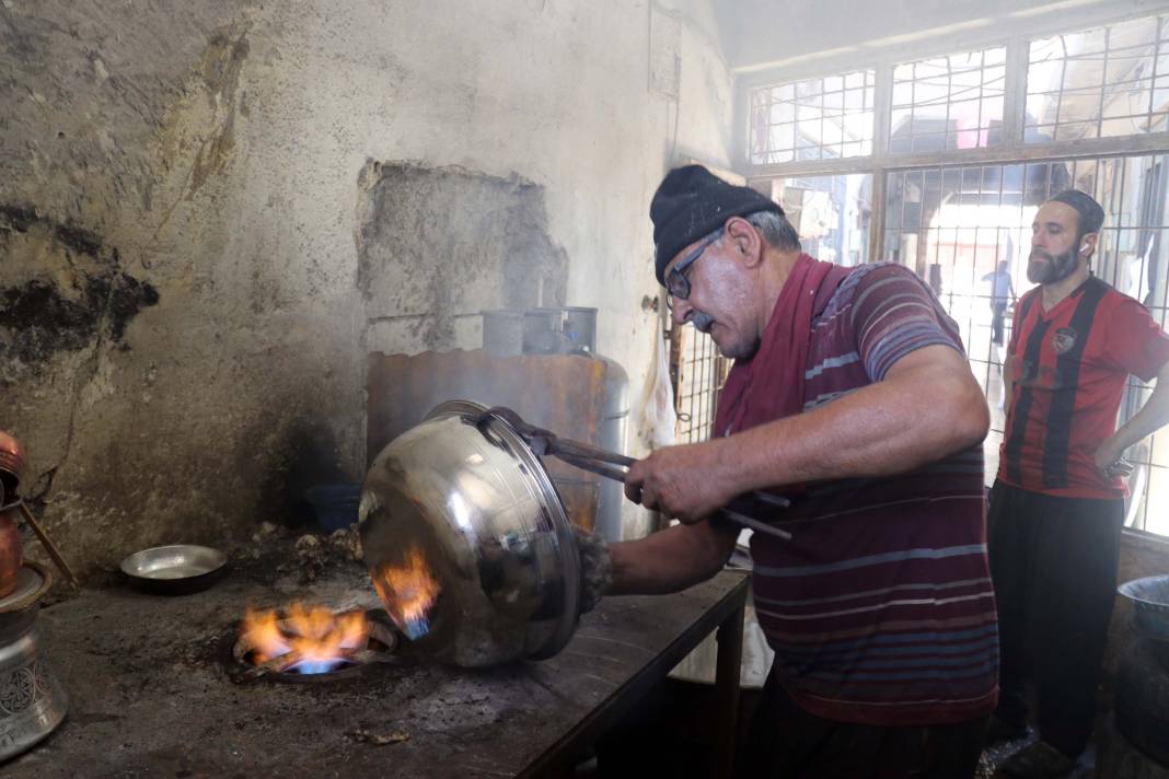 65 yıllık kalaycı 120 derece sıcaklıkta eskiyen bakırları yeniliyor 6